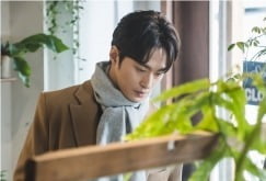 '반의반' 이하나X김성규, 꽃집서 극과 극 온도 차 '눈길'