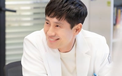 신하균, 촬영장서 환한 미소…'영혼 수선공' 첫 스틸 공개