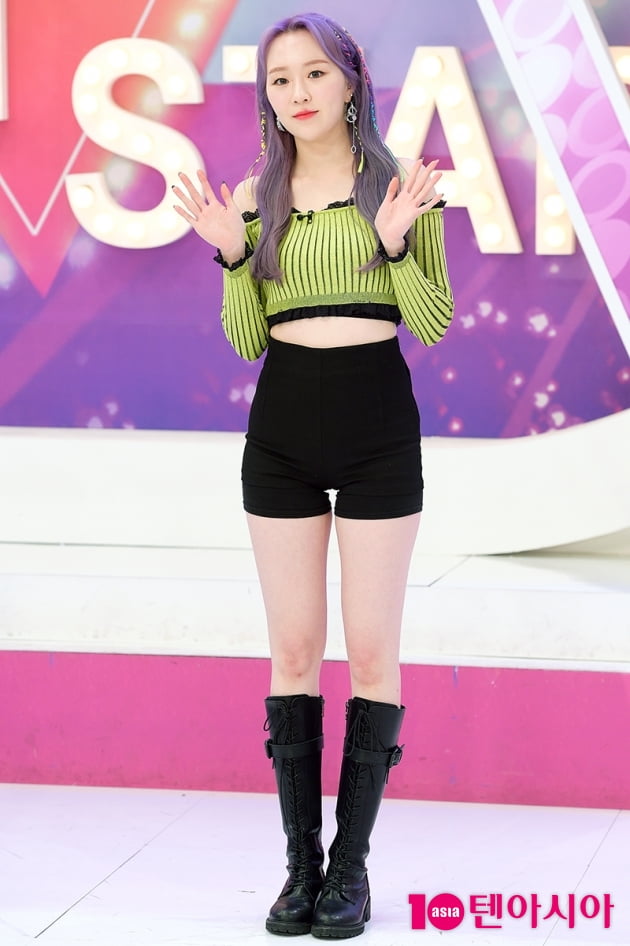 [TEN 포토] 앨리스 채정 '조금은 어색한 포토타임'