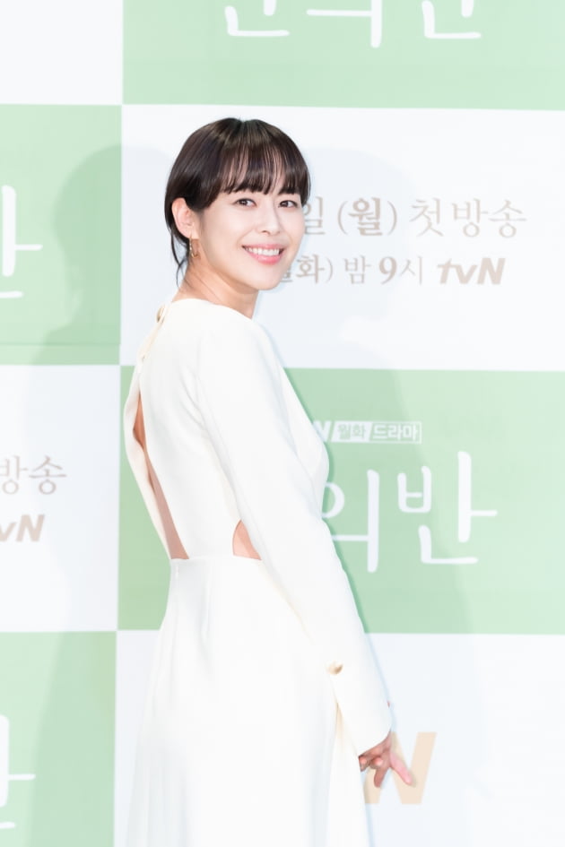 [TEN 포토] '반의반' 이하나, '옆-뒤가 뻥 뚫린 파격 드레스'