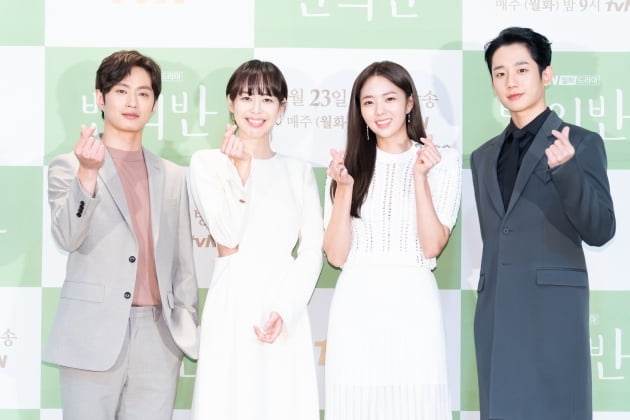 [TEN 포토] 김성규X이하나X채수빈X정해인, 하트 날리는 '반의반' 주역들