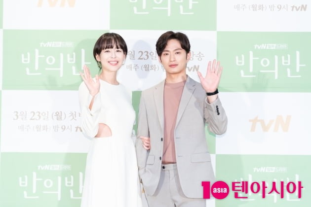 배우 이하나(왼쪽)와 김성규는 '반의반'에서 각각 가드너 문순호로, 클래식 피아니스트 강인욱으로 분한다. /사진제공=tvN