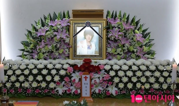지난 18일 급성 패혈증으로 갑작스럽게 세상을 떠난 배우 고(故) 문지윤 빈소가 서울 노원구 인제대학교 상계백병원 장례식장에 마련됐다. /사진=사진공동취재단