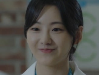 '슬기로운 의사생활', 조이현 누구? '변신' 성동일 둘째 딸
