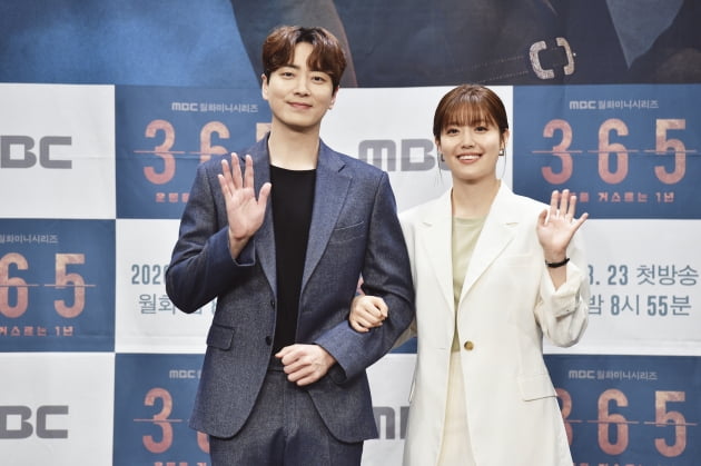[TEN 포토] ‘365 : 운명을 거스르는 1년’ 이준혁X남지현, '꽁냥꽁냥'