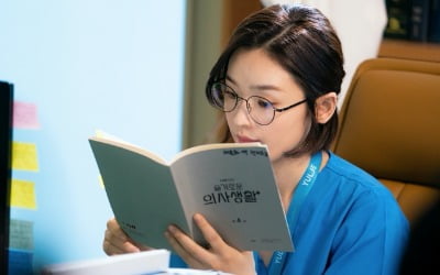 '슬기로운 의사생활' 조정석·유연석·정경호·김대명·전미도, 대본 밀착 비하인드