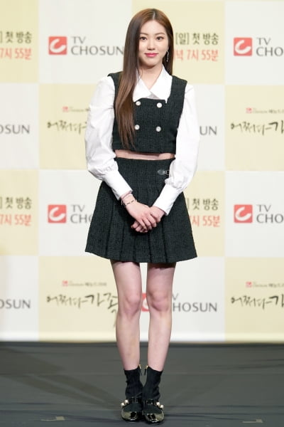 [TEN 포토] '어쩌다 가족' CLC 권은빈, '배꼽 드러낸 걸그룹 패션'