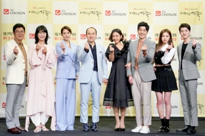 [TEN 포토] TV조선 새 드라마 '어쩌다 가족' 하트 날리는 주역들
