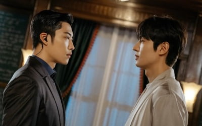 '더 킹' 이민호X우도환, 아슬아슬 초밀착 브로맨스 폭발
