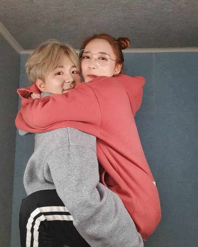 가수 송유진과 문에스더./ 사진=인스타그램
