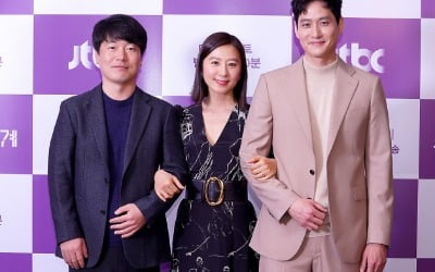 '부부의 세계' 모완일 감독 "19금 이유? 설정 가볍지 않다"