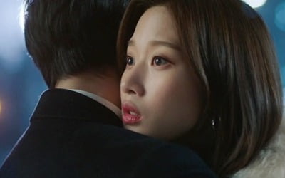 '그 남자의 기억법' 김동욱, ♥문가영 '박력 포옹'…의문의 스토커 등장 [종합]