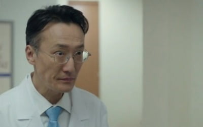 '부부의 세계' 정재성, 김희애와 뒤바뀐 상하관계