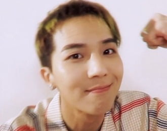 위너, '뜸' 퍼포먼스 영상 공개…90년대 음방 감성 소환