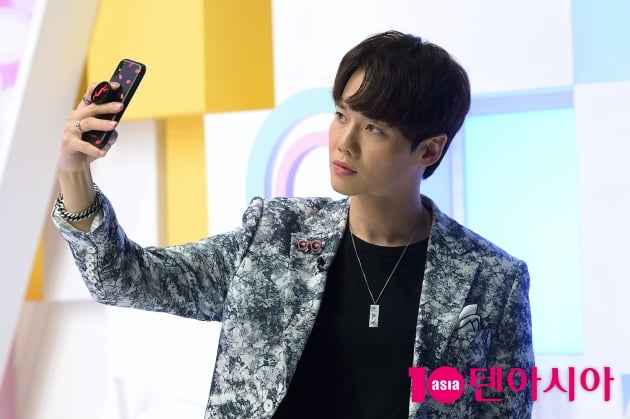 [TEN 포토] '미스터트롯' 이대원, '휴대전화 뚫는 눈빛'