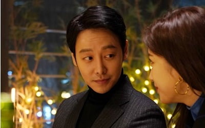 '그 남자의 기억법' 김동욱X문가영, 지일주와 아슬아슬 술자리 '긴장감↑'