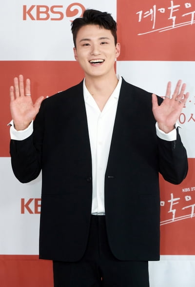 [TEN 포토] '계약우정' 신승호 '매력 넘치는 미소'