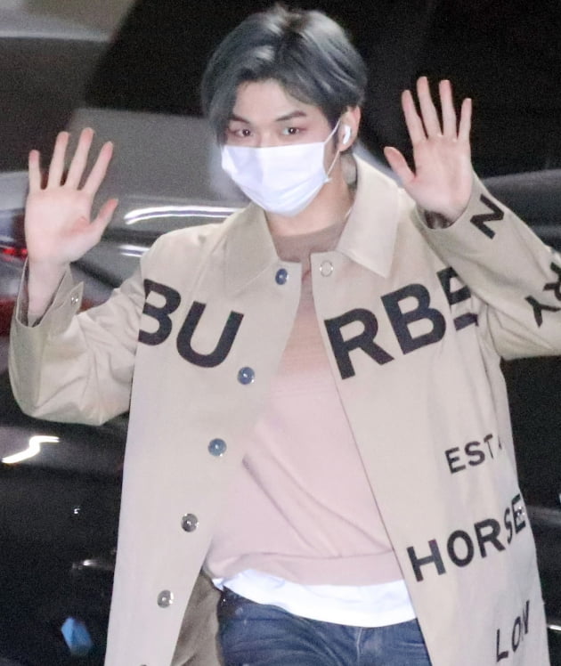 [TEN 포토] 강다니엘 '숨박꼭질 항복'