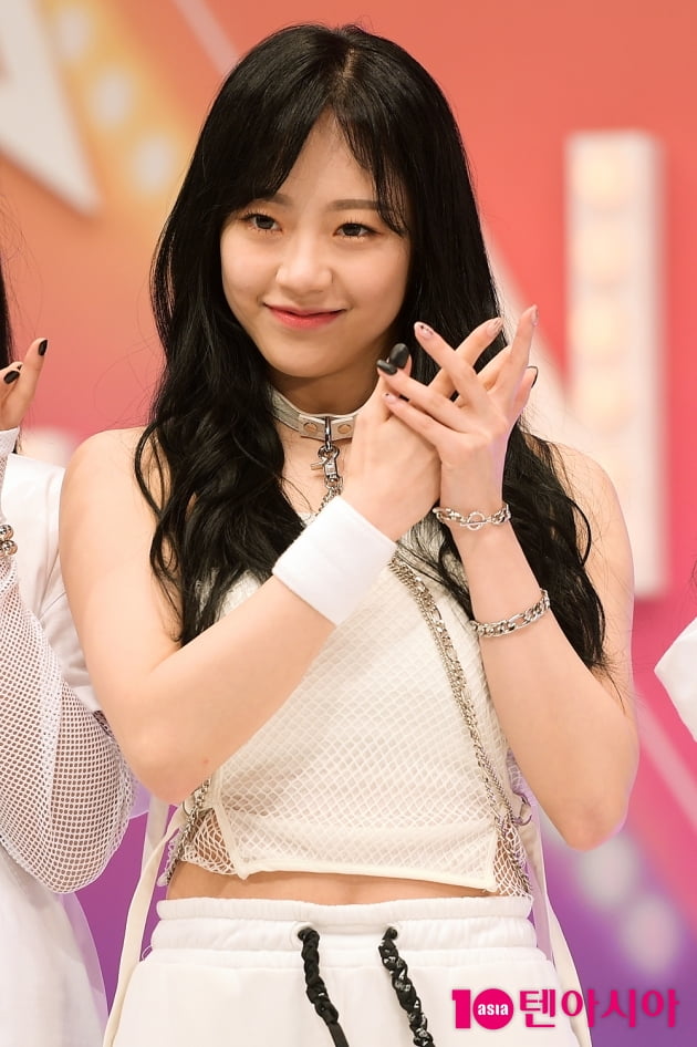 [TEN 포토] 시그니처 지원, '사랑스러운 포인트 안무 소개'