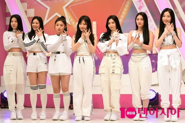 [TEN 포토] 시그니처, '컴백 알리는 포인트 안무'