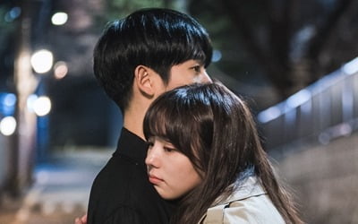 '반의반' 채수빈, 정해인에 기습 포옹…러브라인 시작되나