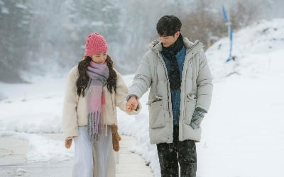 '꽉 잡은 손'…'날찾아' 서강준♥박민영, 오붓한 설원 데이트 포착