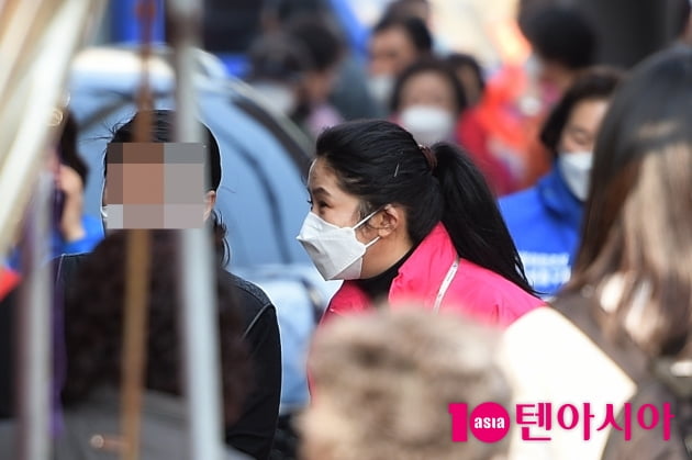 [TEN 포토] 심은하 '시장 상인들과 아이콘텍트'
