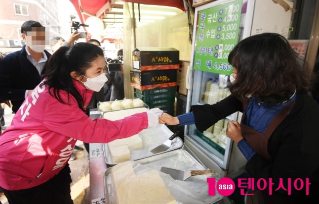 [현장에서] '미모 여전하네' 심은하, 지상욱 유세 현장서 내조의 여왕 등극