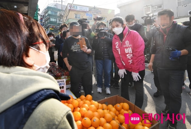 [TEN 포토] 심은하 '남편 지상욱 위해 시장 상인들과 인사'