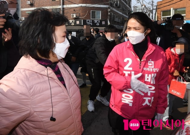 [현장에서] '미모 여전하네' 심은하, 지상욱 유세 현장서 내조의 여왕 등극