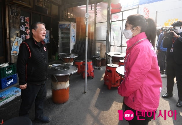 [TEN 포토] 심은하 '배우 아닌 지상욱 배우자로 나왔어요~'