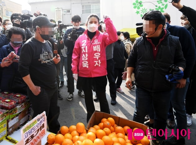 [TEN 포토] 심은하 '지상욱 응원해 주세요!'