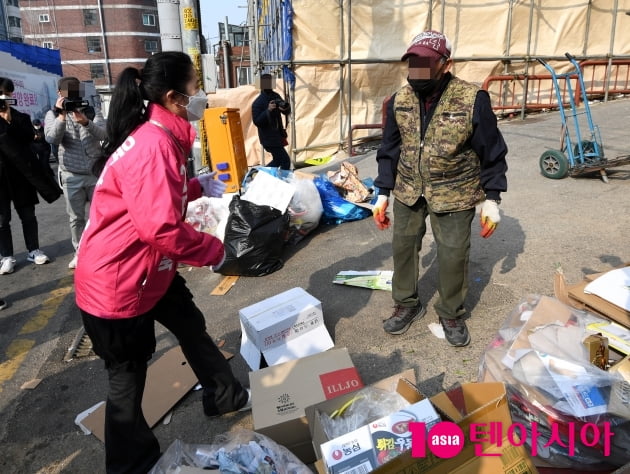 [현장에서] '미모 여전하네' 심은하, 지상욱 유세 현장서 내조의 여왕 등극