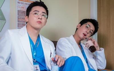 '슬기로운 의사생활' 인기 비결, 5인방 반전 매력부터 그시절 그음악까지