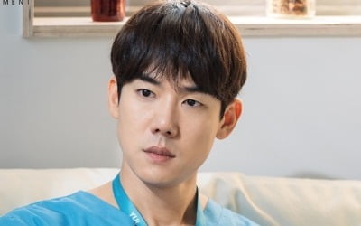 '슬기로운 의사생활' 유연석, '대본 밀착' 비하인드 현장…훈훈 외모+넓은 어깨