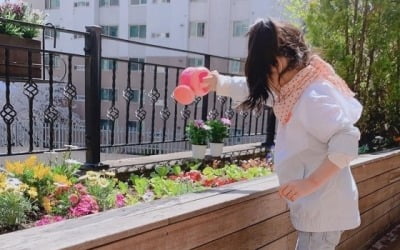 '인교진♥' 소이현, 딸과 일상공개 "테라스 식량 키우기"