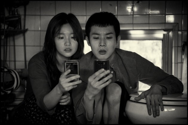 영화 '기생충' 흑백판 스틸./ 사진제공=CJ엔터테인먼트