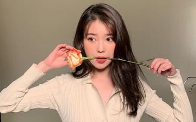 "꽃이 꽃을 물었네" 아이유, 화사한 미모