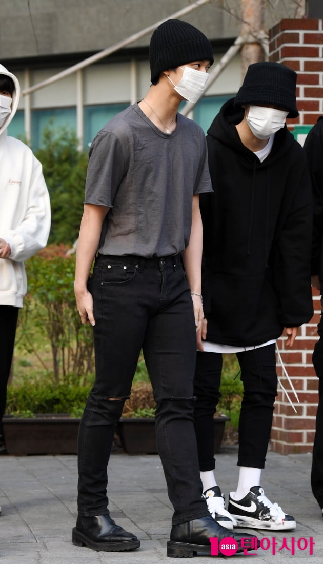 [TEN포토] CIX 배진영 '찢어진 바지도 완벽하게 소화'