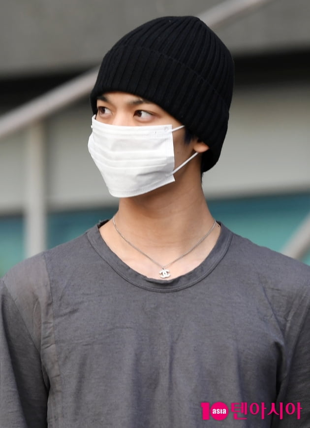 [TEN포토] CIX 배진영 '어느쪽으로 봐도 잘생김'