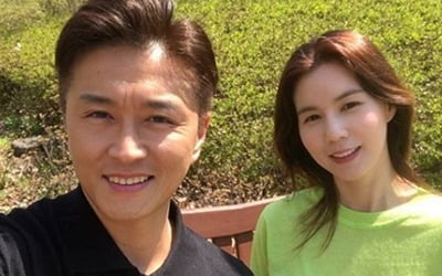 박시은♥진태현, 집 앞 데이트 "잠시 마스크 벗고"