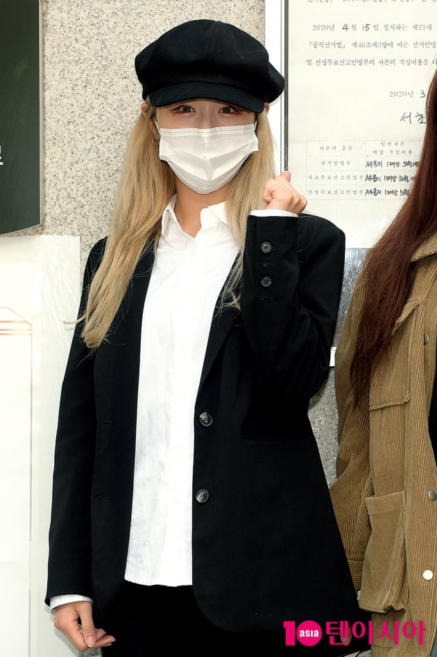 [TEN 포토] 네이처 루 '멋부리고 투표소 방문'