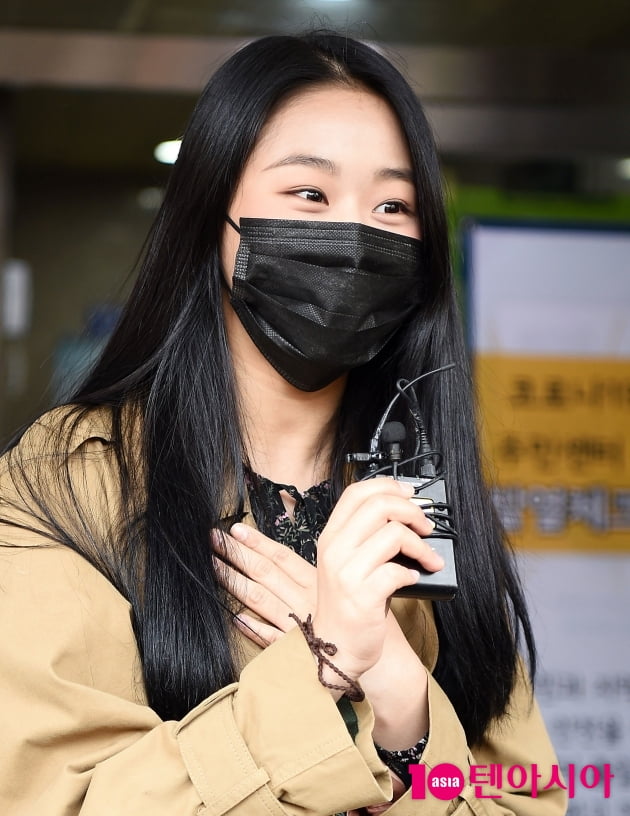 [TEN포토] 체리블렛 채린 '첫 투표 기뻐요'