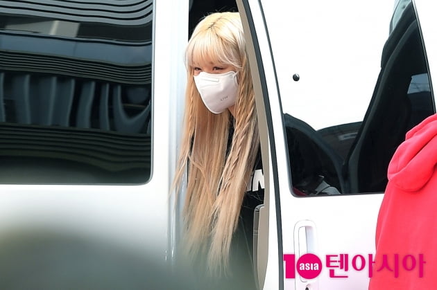[TEN 포토] 여자아이들 수진 '차에서 빼꼼…귀요미'