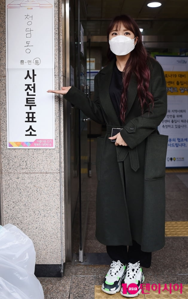 [TEN포토] 홍진영 '사전투표소 찾은 트롯아이돌'
