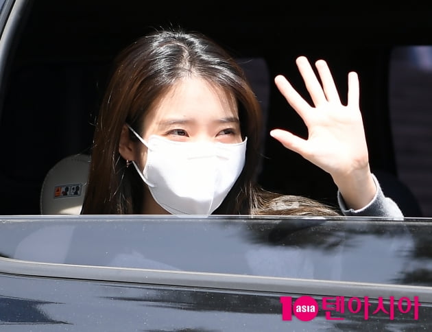 [TEN포토] 아이유 '햇빛도 질투하는 미모'