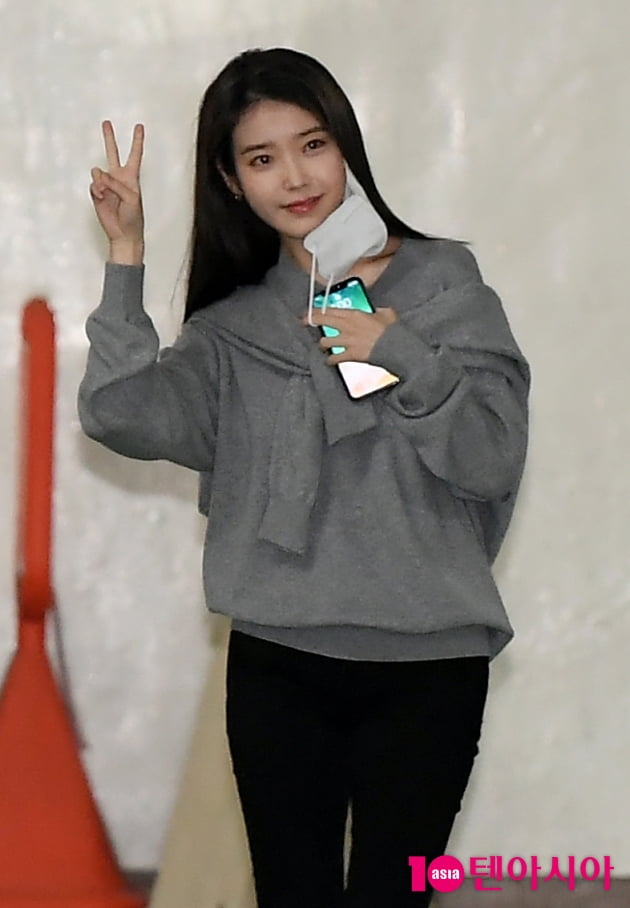 [TEN포토] 아이유 '귀엽게 브이~'