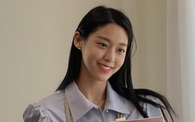 설현, 꽃이 꽃을 들고 있네…부모님 위한 꽃꽂이 '마음도 예뻐'