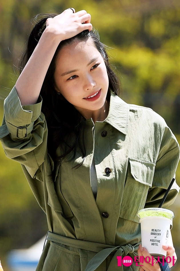 [TEN 포토] 에이핑크 손나은 '봄 햇살 가득 받은 미모'