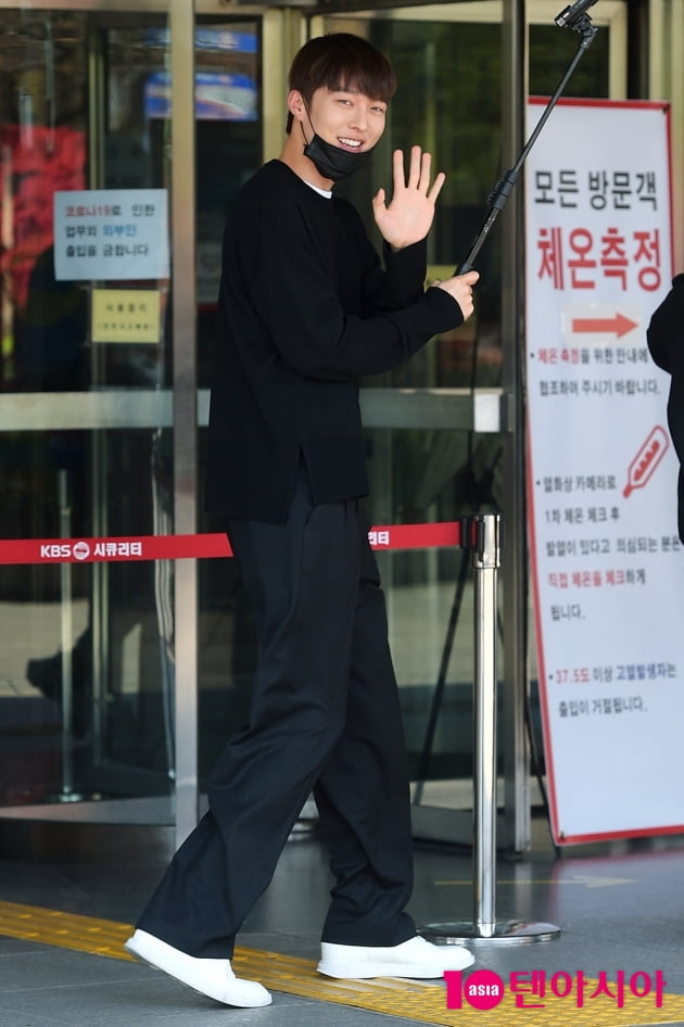 [TEN 포토] 장기용 '네추럴한 출근길'
